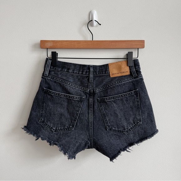 DENIM FORUM • The Yoko Exposed Button Short in Black - Picture 6 of 13